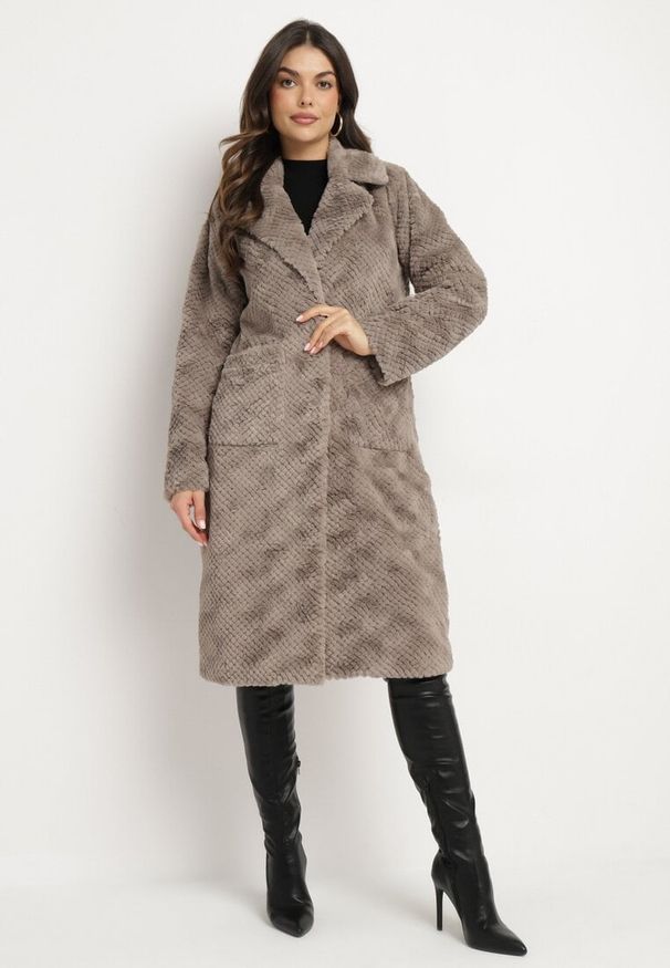 Born2be - Szary Płaszcz z Pikowanym Futerkiem i Wsuwanymi Kieszeniami Vertika. Okazja: na co dzień. Kolor: szary. Materiał: futro. Długość rękawa: długi rękaw. Długość: długie. Styl: wizytowy, casual