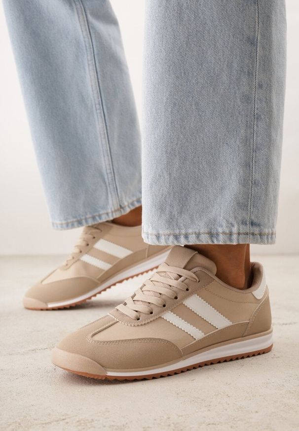 Renee - Ciemnobeżowe Sneakersy Ozdobione Dwoma Paskami Lannatea. Okazja: na co dzień. Zapięcie: pasek. Kolor: beżowy. Wzór: aplikacja