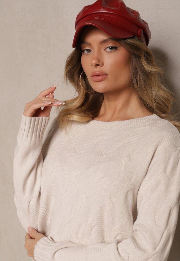 Renee - Jasnobeżowy Sweter z Wiskozą Bawełną i Tłoczonym Wzorem Zeiatha. Okazja: na co dzień, na imprezę, na spotkanie biznesowe. Kolor: beżowy. Materiał: bawełna, wiskoza. Styl: biznesowy, klasyczny, elegancki, casual