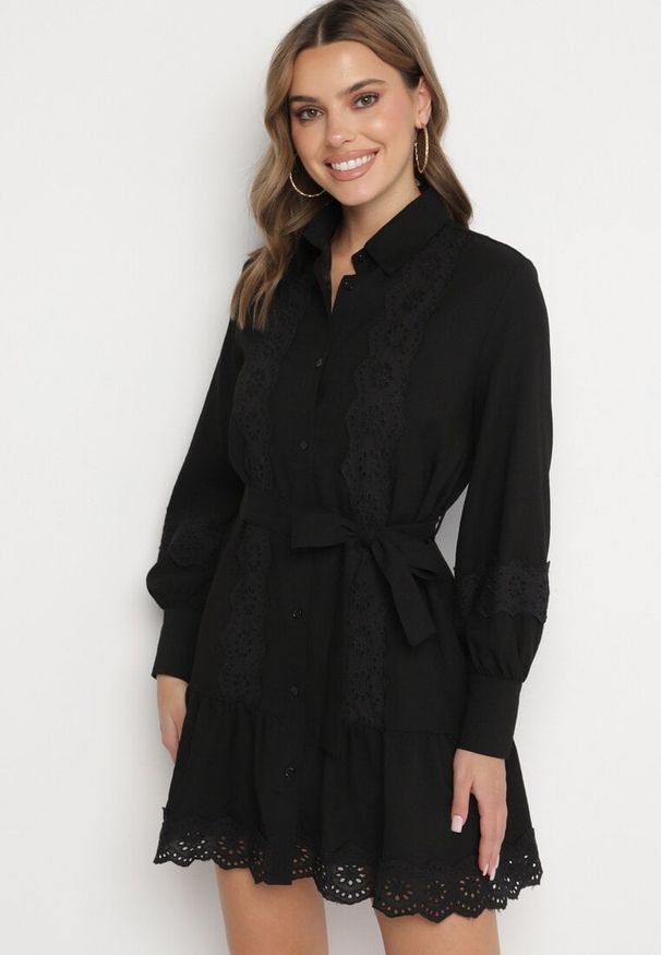 Born2be - Czarna Koszulowa Sukienka z Wiskozy z Bawełną Koronką i Paskiem Lilresia. Okazja: na co dzień. Kolor: czarny. Materiał: wiskoza, bawełna, koronka. Długość rękawa: długi rękaw. Wzór: koronka. Sezon: wiosna, lato. Typ sukienki: koszulowe. Styl: klasyczny, casual, elegancki