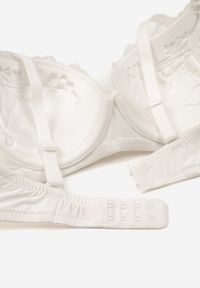 Born2be - Jasnobeżowy Koronkowy Biustonosz Ozdobiony Kokardką Ezanzee. Kolor: beżowy. Materiał: koronka. Wzór: aplikacja