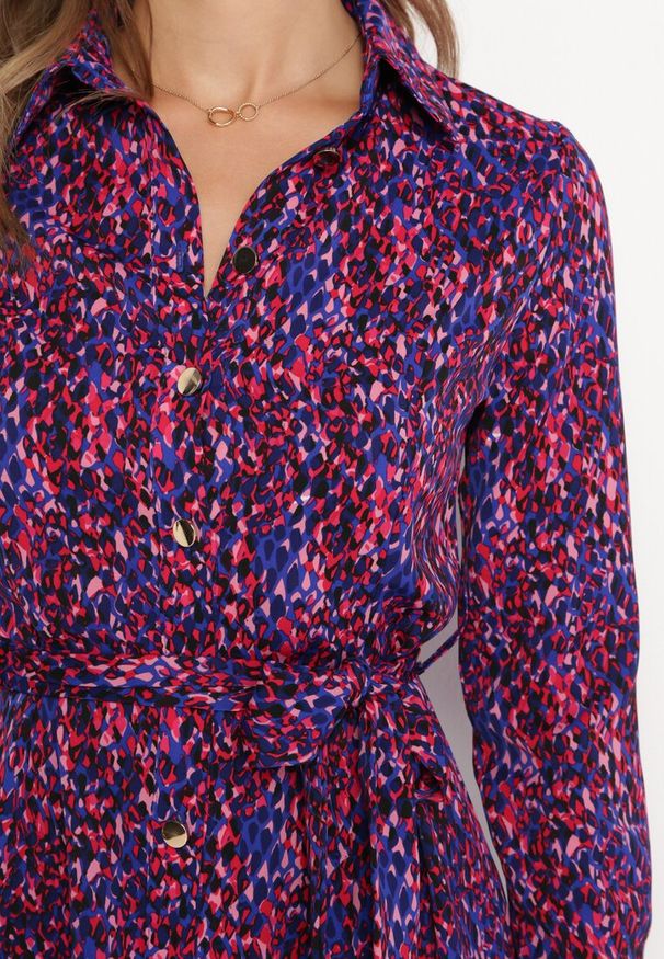 Born2be - Fuksjowo-Granatowa Sukienka Koszulowa Wiązana w Pasie Macedonia. Kolor: różowy. Materiał: materiał. Długość rękawa: długi rękaw. Wzór: nadruk. Typ sukienki: koszulowe. Styl: elegancki. Długość: midi