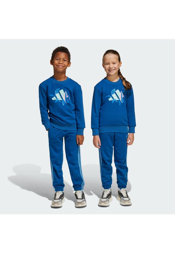 Adidas - Zestaw adidas Disney Lilo & Stitch Jogger Kids. Kolor: niebieski. Materiał: dresówka, bawełna. Wzór: motyw z bajki
