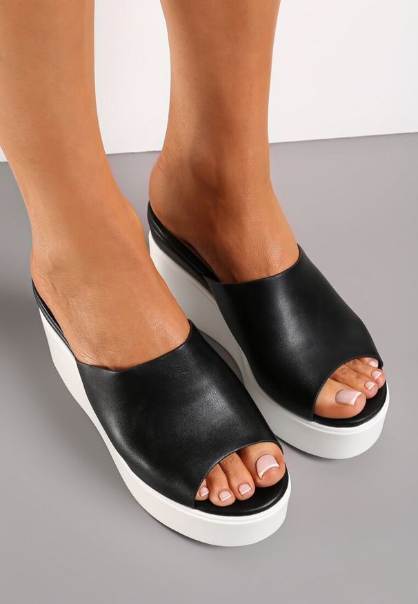 Renee - Czarne Klapki z Imitacji Skóry na Platformie z Koturnem Naildiwna. Kolor: czarny. Materiał: skóra. Sezon: lato. Obcas: na koturnie