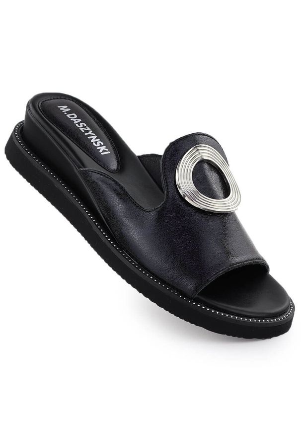 Klapki damskie na niskim koturnie czarne M.Daszyński MR2267-7. Kolor: czarny. Materiał: skóra ekologiczna. Obcas: na koturnie