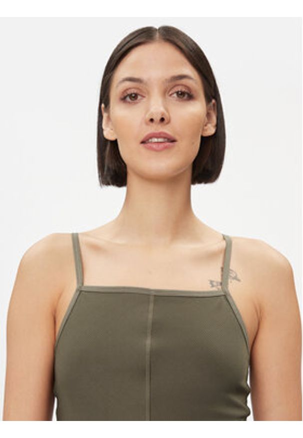 Reebok Top Yoga Performance IM4045 Zielony Fitted Fit. Kolor: zielony. Materiał: syntetyk