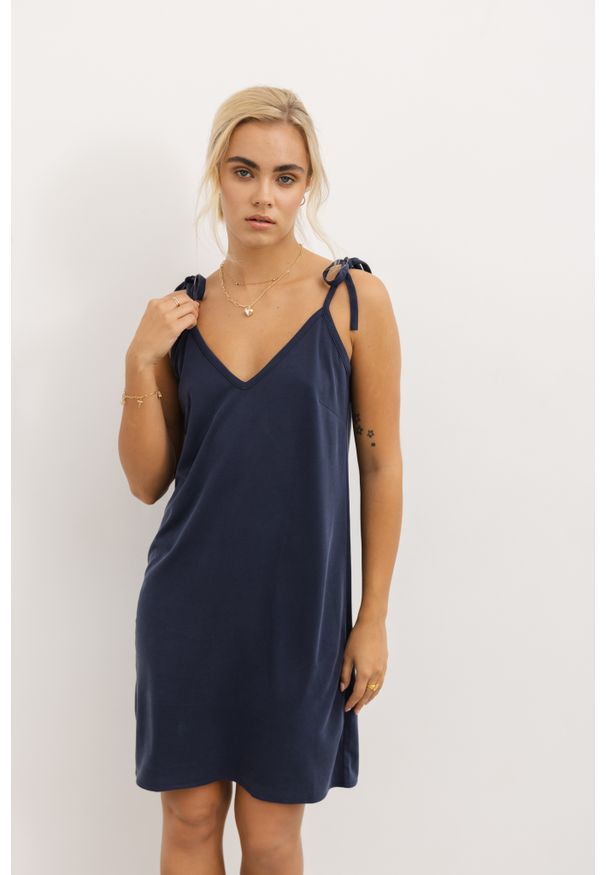 SUKIENKA KELLY NAVY L - Flawless. Okazja: na spotkanie biznesowe, do pracy. Materiał: len, materiał, tkanina. Długość rękawa: na ramiączkach. Sezon: lato. Typ sukienki: proste, koszulowe, sportowe. Styl: sportowy, wakacyjny, biznesowy. Długość: mini