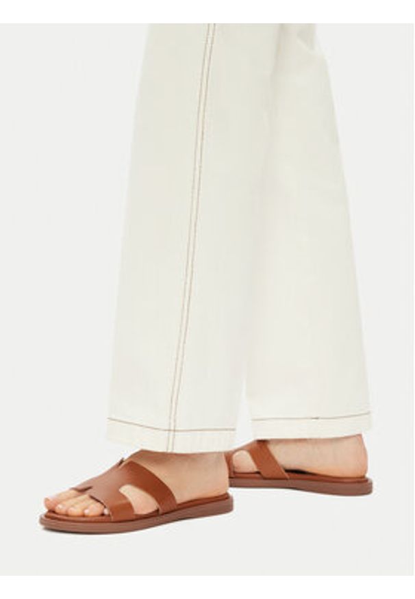 Gino Rossi Klapki ELLE-E25-27281 Brązowy. Kolor: brązowy. Materiał: skóra