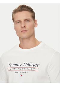 TOMMY HILFIGER - Tommy Hilfiger T-Shirt Center Stack MW0MW38621 Biały Regular Fit. Kolor: biały. Materiał: bawełna #5