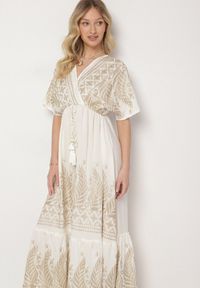 Born2be - Biała Kopertowa Sukienka z Wiskozy Zdobiona Frędzlami i Metalicznym Haftem Redeirae. Okazja: na spacer, na co dzień. Typ kołnierza: dekolt w serek. Kolor: biały. Materiał: wiskoza. Wzór: aplikacja, haft. Typ sukienki: kopertowe. Styl: casual, klasyczny #2