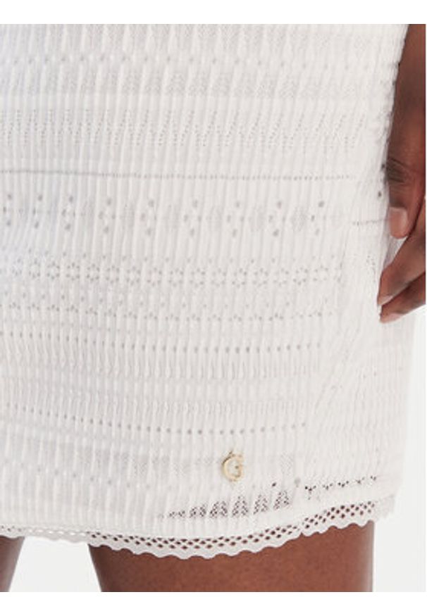 Guess Sukienka codzienna W6GK15 K2950 Biały Slim Fit. Okazja: na co dzień. Kolor: biały. Materiał: syntetyk. Typ sukienki: proste. Styl: casual