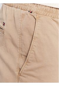 TOMMY HILFIGER - Tommy Hilfiger Spodnie materiałowe Chelsea Satin MW0MW29651 Beżowy Relaxed Fit. Kolor: beżowy. Materiał: bawełna