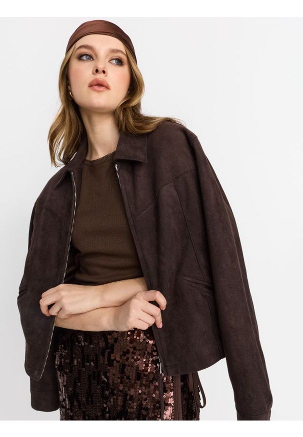 Sinsay - Prążkowana koszulka basic - brązowy. Kolor: brązowy. Materiał: prążkowany