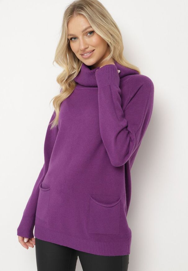 Born2be - Fioletowy Golf z Wiskozą Zdobiony Wsuwanymi Kieszonkami Viaela. Okazja: na co dzień. Typ kołnierza: golf. Kolekcja: plus size. Kolor: fioletowy. Długość: długie. Wzór: aplikacja. Materiał: wiskoza. Długość rękawa: długi rękaw. Styl: elegancki, casual