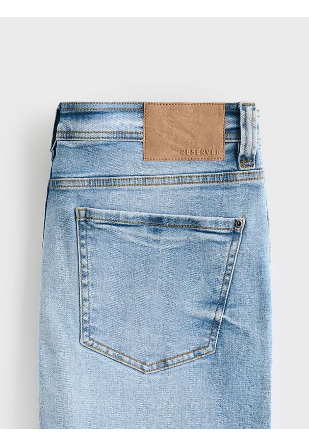 Reserved - Jeansy carrot slim z przetarciami - niebieski. Kolor: niebieski