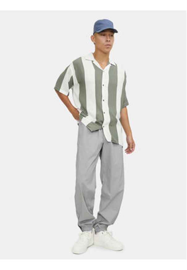Jack & Jones Spodnie dresowe Karl 12253040 Szary Loose Fit. Kolor: szary. Materiał: syntetyk