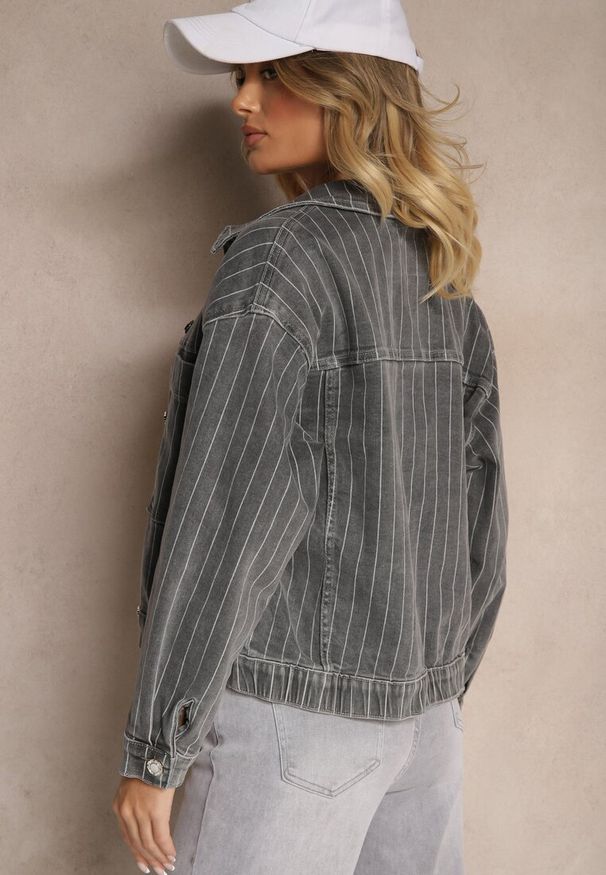 Renee - Szara Kurtka Jeansowa w Delikatne Prążki z Kieszeniami Ravirose. Okazja: na co dzień, na spacer. Kolor: szary. Materiał: jeans. Wzór: prążki. Styl: klasyczny, casual, elegancki
