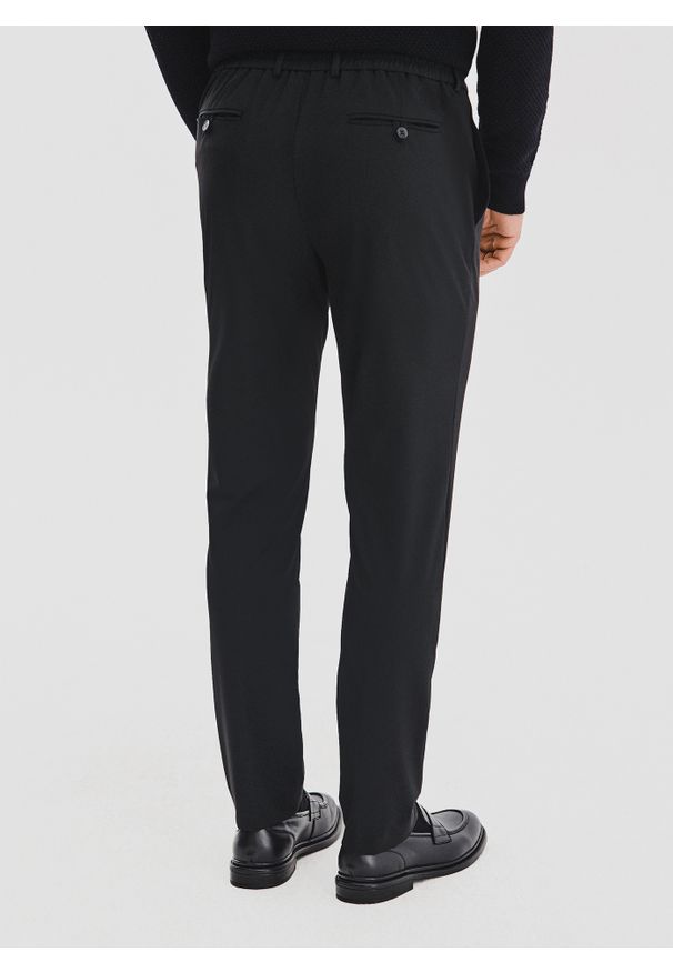 Pako Lorente - PAKO LORENTE – Czarne spodnie męskie. Kolor: czarny. Materiał: elastan, nylon. Wzór: gładki. Sezon: zima, jesień. Styl: klasyczny