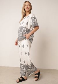Born2be - Biały Komplet Wiskozowy Szerokie Spodnie i Luźna Bluzka z Nadrukiem Paisley Thela. Kolekcja: plus size. Kolor: biały. Materiał: wiskoza. Wzór: nadruk, paisley #2