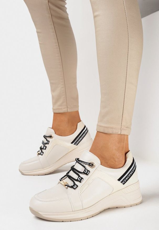 Born2be - Beżowe Sneakersy na Niskim Koturnie z Ozdobnymi Napisami ze Skórzaną Wkładką Drilvia. Kolor: beżowy. Materiał: skóra. Wzór: napisy. Obcas: na koturnie