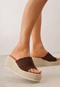 Born2be - Brązowe Boho Klapki z Imitacji Zamszu na Plecionym Koturnie Adrea. Okazja: na co dzień. Kolor: brązowy. Materiał: zamsz. Wzór: gładki. Sezon: lato. Obcas: na koturnie. Styl: boho #1