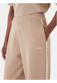 Guess Spodnie dresowe V6GB02 K2915 Beżowy Regular Fit. Kolor: beżowy. Materiał: syntetyk #2