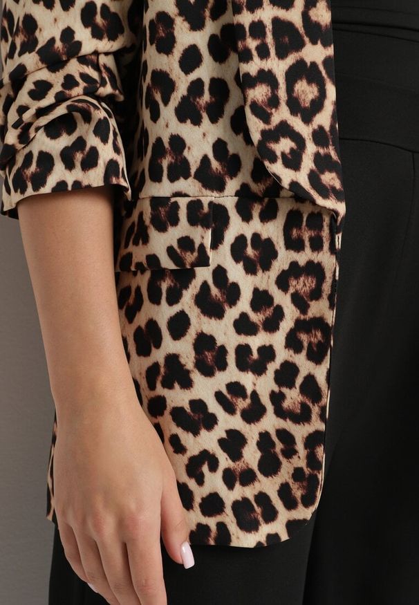 Born2be - Beżowa Marynarka z Rękawami 3/4 w Panterkę z Ozdobnymi Klapami Dittia. Okazja: na co dzień. Kolor: brązowy. Wzór: motyw zwierzęcy. Styl: casual, elegancki