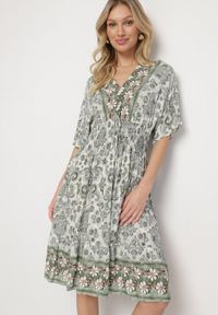 Born2be - Ciemnozielona Sukienka z Wiskozy w Ornamentalny Wzór z Szeroką Gumką w Pasie Tanissla. Okazja: na spotkanie biznesowe, na co dzień, na randkę, do pracy. Typ kołnierza: dekolt w kształcie V. Kolor: zielony. Materiał: wiskoza. Długość rękawa: krótki rękaw. Sezon: wiosna, lato. Styl: biznesowy, casual, elegancki, klasyczny #1