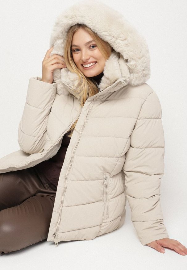 Born2be - Ciemnobeżowa Taliowana Kurtka z Pikowanymi Przeszyciami i Kapturem z Futrem Acindria. Okazja: na co dzień. Kolekcja: plus size. Kolor: beżowy. Materiał: futro. Styl: casual