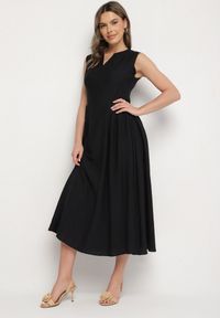 Born2be - Czarna Wiskozowa Sukienka o Rozkloszowanym Kroju Lirice. Okazja: na co dzień. Kolor: czarny. Materiał: wiskoza. Typ sukienki: proste. Styl: klasyczny, casual, elegancki