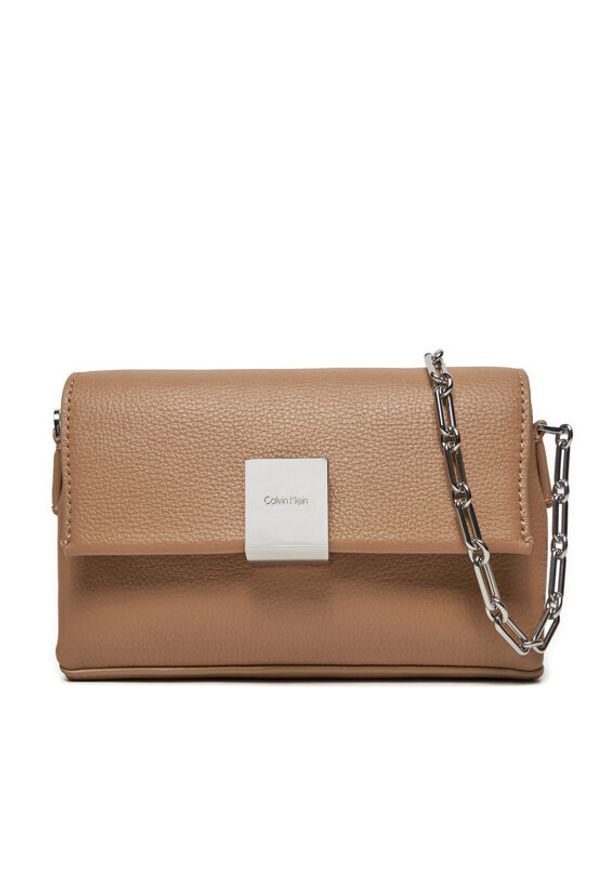 Calvin Klein Torebka Ck Plaque Sm Crossbody W/Chain K60K612785 Brązowy. Kolor: brązowy. Materiał: skórzane