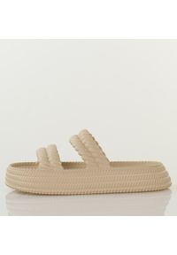 Beżowe lekkie piankowe klapki damskie DiA 51-001. Okazja: na co dzień, do domu. Kolor: beżowy. Materiał: dresówka, materiał, tworzywo sztuczne. Sezon: wiosna, lato. Obcas: na platformie. Styl: klasyczny, casual, sportowy #1