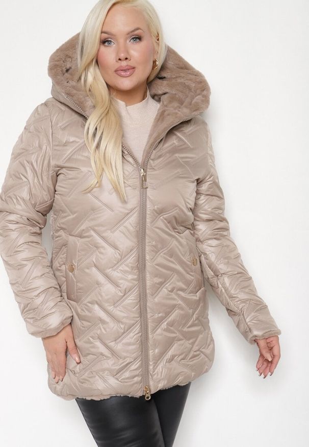 Born2be - Ciemnobeżowa Pikowana Kurtka z Kapturem Ocieplana Futerkiem Lealinea. Okazja: na co dzień. Typ kołnierza: kaptur. Kolekcja: plus size. Kolor: beżowy. Materiał: futro. Długość: długie. Styl: casual