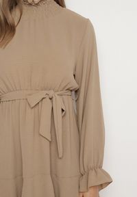 Born2be - Ciemnobeżowa Sukienka z Falbanami i Marszczonym Golfem z Dodatkowym Wiązanym Paskiem Savelina. Okazja: na imprezę. Typ kołnierza: golf. Kolor: beżowy. Typ sukienki: rozkloszowane. Styl: klasyczny, elegancki #3