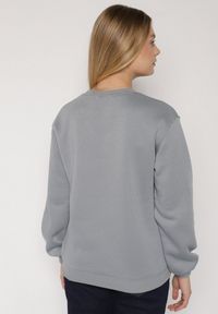 Born2be - Szara Bluza z Bawełną Ozdobiona Przeszyciami Fezoria. Okazja: na co dzień. Kolor: szary. Materiał: bawełna. Wzór: aplikacja. Styl: casual, klasyczny #5
