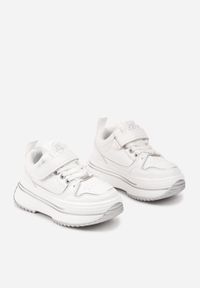 Born2be - Białe Buty Sportowe Sneakersy na Grubej Podeszwie Ozdobione Perforacją i Cyrkoniami Nerinarae. Okazja: na spacer. Kolor: biały. Materiał: jeans. Wzór: aplikacja. Sport: turystyka piesza #2