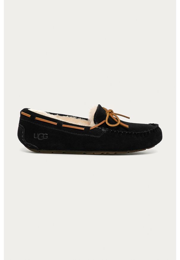 Ugg - UGG - Kapcie zamszowe Dakota. Nosek buta: okrągły. Kolor: czarny. Materiał: zamsz. Szerokość cholewki: normalna