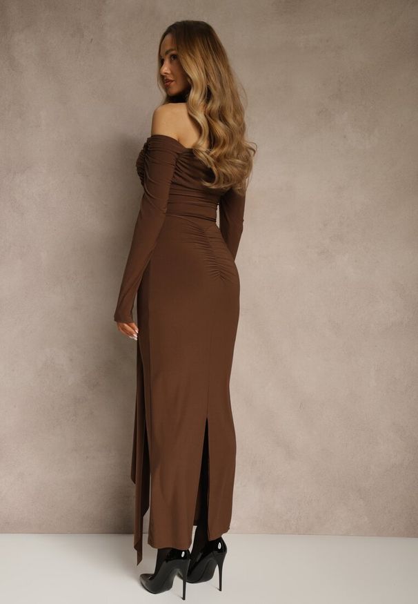 Renee - Brązowa Marszczona Sukienka o Dopasowanym Kroju z Trenem i Rozcięciem Aluilea. Okazja: na studniówkę, na imprezę. Kolor: brązowy. Długość rękawa: długi rękaw. Styl: klasyczny, elegancki