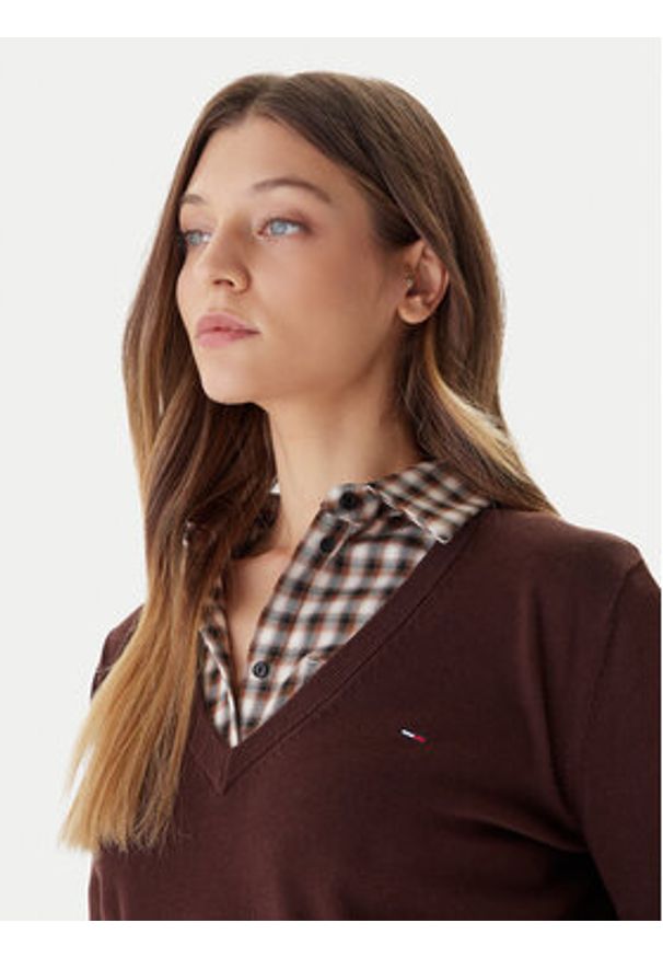 Tommy Jeans Sweter Essential DW0DW19888 Brązowy Regular Fit. Kolor: brązowy. Materiał: bawełna