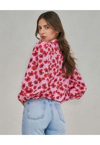 ON FLEEK - Różowa koszula z kwiatowym wzorem Sofia. Typ kołnierza: kołnierzyk koszulowy. Kolor: czerwony. Materiał: wiskoza. Długość: długie. Wzór: kwiaty #4