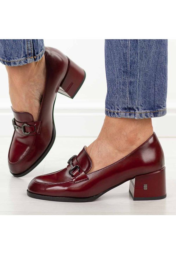 Bordowe skórzane mokasyny damskie na obcasie Vinceza 18116. Okazja: na co dzień. Nosek buta: okrągły. Kolor: czerwony. Szerokość cholewki: normalna. Wzór: aplikacja. Materiał: skóra. Sezon: wiosna, lato, jesień. Obcas: na obcasie. Styl: casual, klasyczny, elegancki. Wysokość obcasa: średni