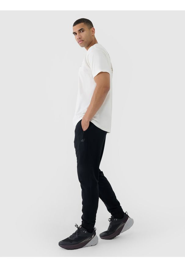 4f - 4F Spodnie dresowe joggery męskie - czarne 3XL. Kolor: czarny. Materiał: dresówka. Wzór: gładki, ze splotem