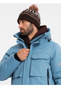 Ombre Clothing - Ocieplana długa męska kurtka z odblaskowymi elementami – niebieska V4. Typ kołnierza: kołnierzyk stójkowy. Kolor: niebieski. Materiał: guma, puch, poliester, materiał, satyna, syntetyk. Długość: długie. Wzór: gładki, aplikacja. Styl: elegancki #10