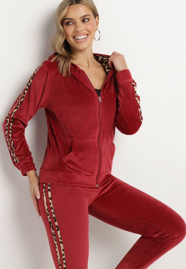Born2be - Bordowy 2-częściowy Komplet Dresowy z Lampasami w Panterkę Diarafe. Kolor: czerwony. Materiał: dresówka. Wzór: motyw zwierzęcy