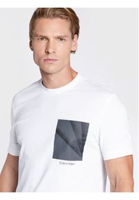 Calvin Klein T-Shirt Shadow Chest K10K110111 Biały Regular Fit. Kolor: biały. Materiał: bawełna #4