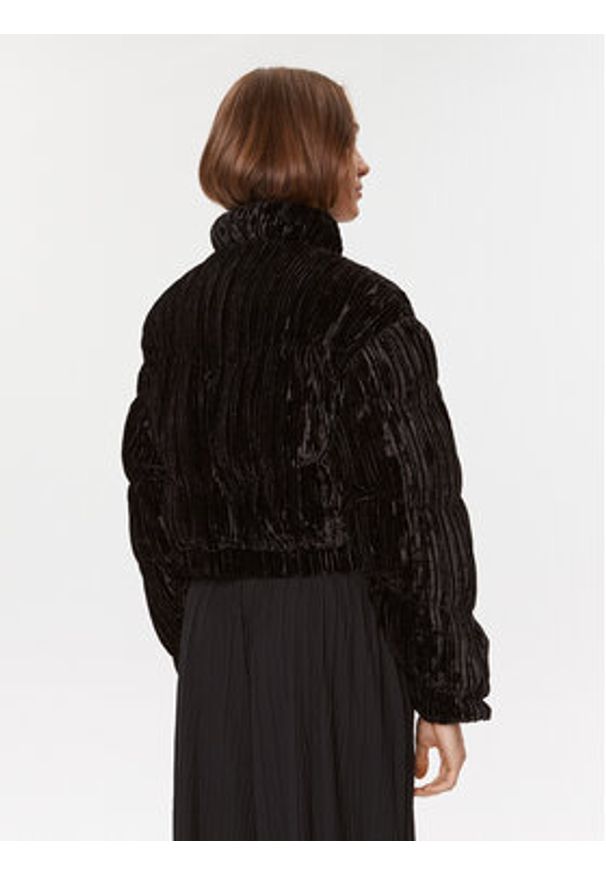 Guess Kurtka zimowa Roux W3BL10 KBWC2 Czarny Relaxed Fit. Kolor: czarny. Materiał: syntetyk. Sezon: zima