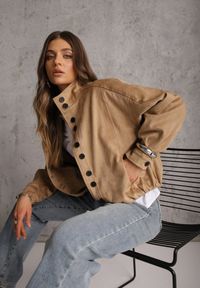 Renee - Jasnobrązowa Kurtka Bomber Jacket Ozdobiona Guzikami Quilimi. Okazja: na co dzień. Kolor: brązowy. Wzór: aplikacja. Styl: elegancki, casual #1