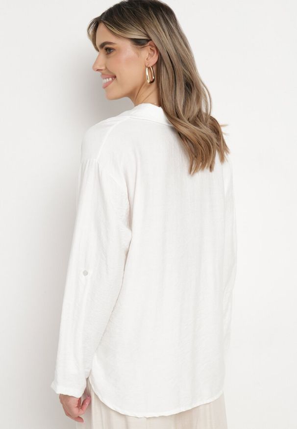 Born2be - Biała Bluzka Wiskozowa Zapinana przy Dekolcie na Guziki z Kołnierzykiem Aserat. Kolor: biały. Materiał: wiskoza. Styl: elegancki