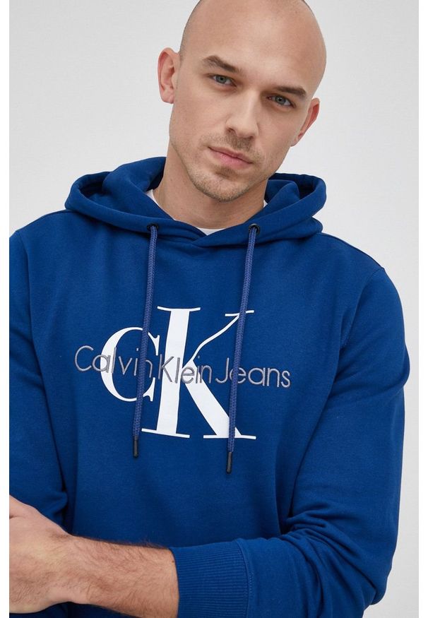 Calvin Klein Jeans Bluza bawełniana męska z kapturem z aplikacją. Okazja: na co dzień. Typ kołnierza: kaptur. Kolor: niebieski. Materiał: bawełna. Wzór: aplikacja. Styl: casual