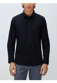 Reserved - Gładka koszula slim fit - czarny. Kolor: czarny. Materiał: tkanina, bawełna. Wzór: gładki #1